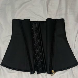 WASTE TRAINER SIZE S COLOR BLACK 3 rows to buckle plus zipper